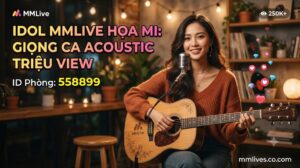 Banner hồ sơ Idol cover nhạc MMLive Họa Mi, ID phòng 558899. Hình ảnh nữ streamer xinh đẹp đang ôm đàn guitar acoustic mỉm cười trước micro trong không gian ấm cúng, kèm dòng chữ 'Giọng ca acoustic triệu view' và tên miền mmlives.co.com.