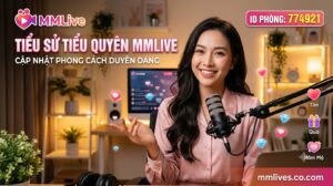Banner tiểu sử Tiểu Quyên MMLive, cập nhật phong cách duyên dáng với ID phòng 774921. Hình ảnh nữ streamer xinh đẹp mỉm cười rạng rỡ đang ngồi trước micro trong không gian phòng live ấm áp, kèm các biểu tượng tương tác ảo và tên miền mmlives.co.com.
