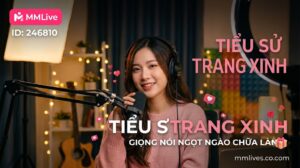 Ảnh đại diện tiểu sử idol Trang Xinh trên ứng dụng MMLive ID 246810. Nữ streamer đang mỉm cười ấm áp, đeo tai nghe và trò chuyện qua micro trong không gian phòng live thư giãn. Trên ảnh có các dòng chữ nổi bật: Tiểu sử Trang Xinh, Giọng nói ngọt ngào chữa lành cùng tên miền mmlives.co.com.